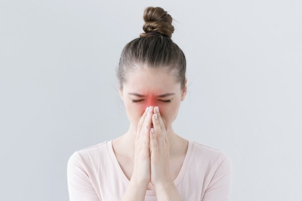Krvavitve iz nosu: vzroki, prva pomoč in preventivni nasveti