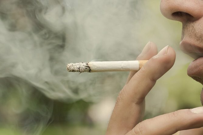 Nikotinski stomatitis: Kako kajenje vpliva na ustno zdravje?