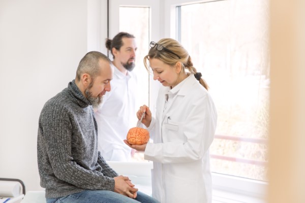 Parkinsonova bolezen: prvi znaki, potek in sodobne oblike terapije