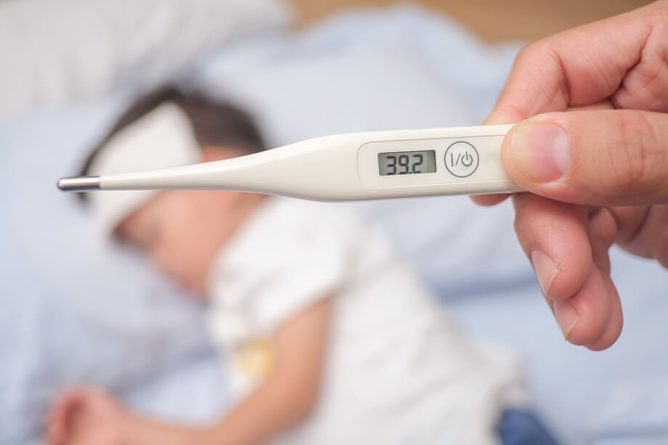 Povišana telesna temperatura: kdaj je nevarna in kako jo znižati