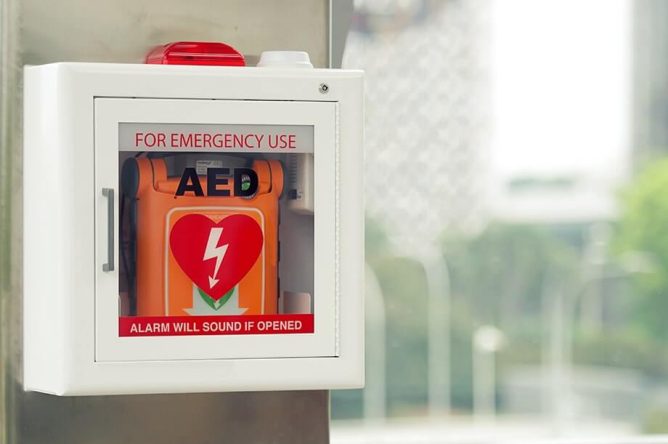 Spoznajmo napravo AED