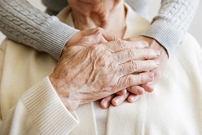Parkinsonova bolezen: Zakaj je celostna oskrba ključna?